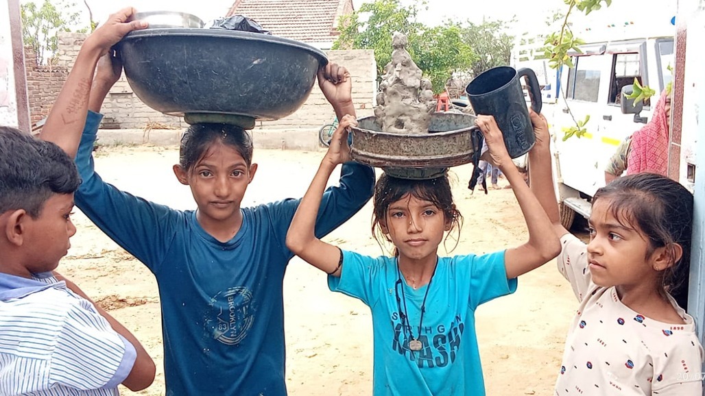 વરસાદ ખેંચાતા વરુણદેવને રીઝવવા લોદ્રાણી ગામે સદીઓ જૂની પરંપરા જીવંત થઈ: ઢુંઢીયાદેવ બનાવી ઘરે-ઘરે કરાઈ પ્રાર્થના
