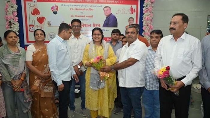 જામનગરમાં યોજાયેલા બ્લડ ડોનેશન કેમ્પમાં સ્પેસ વૈજ્ઞાનિક પૃથ્વી સંઘાણીની ઉપસ્થિતિ, ધારાસભ્ય દિવ્યેશ અકબરી અને મિત્રમંડળે કર્યું સન્માન