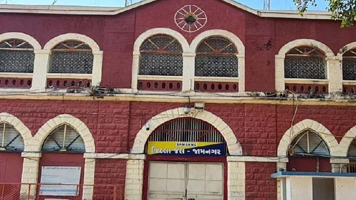 જામનગર જિલ્લા જેલમાં મોબાઈલ ફોન રેકેટ કેસમાં વધુ ખુલાસા: પાંચ આરોપીઓને જેલ હવાલે, વધુ બે કેદીઓ સામે કાર્યવાહી શરૂ