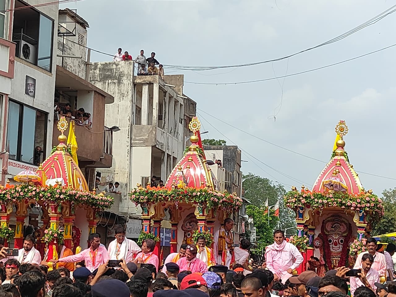 Akharas and tableau trucks begin their return journey from Sarapur
