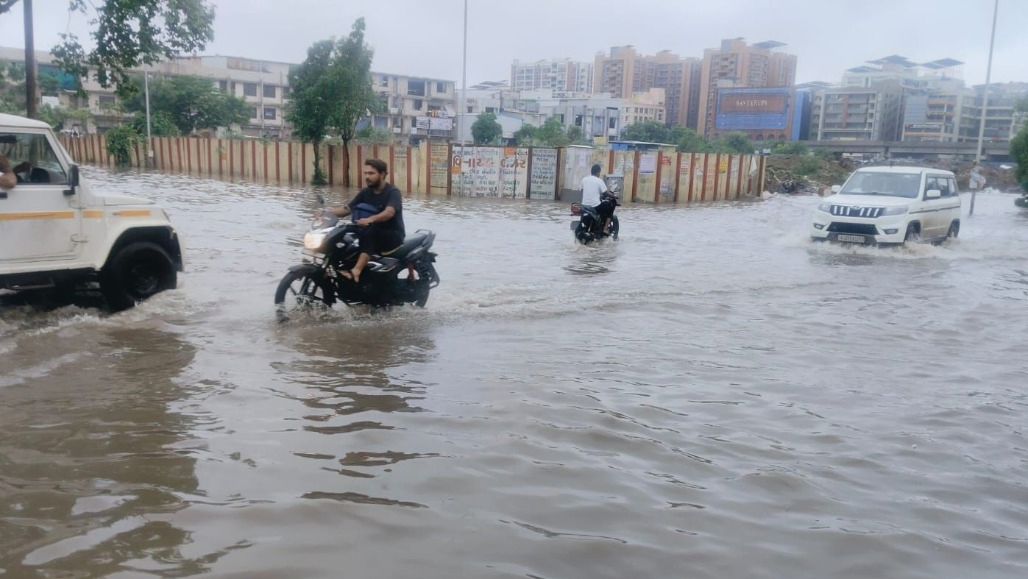 BREAKING: ભારે વરસાદને પગલે અમદાવાદ શહેર પૂર્વની તમામ સ્કૂલો આવતીકાલે બંધ