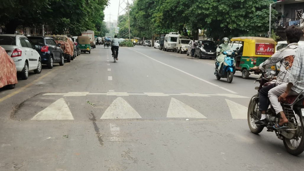 AMC Urges Pedestrians to Follow Traffic Rules Despite Footpath Shortage