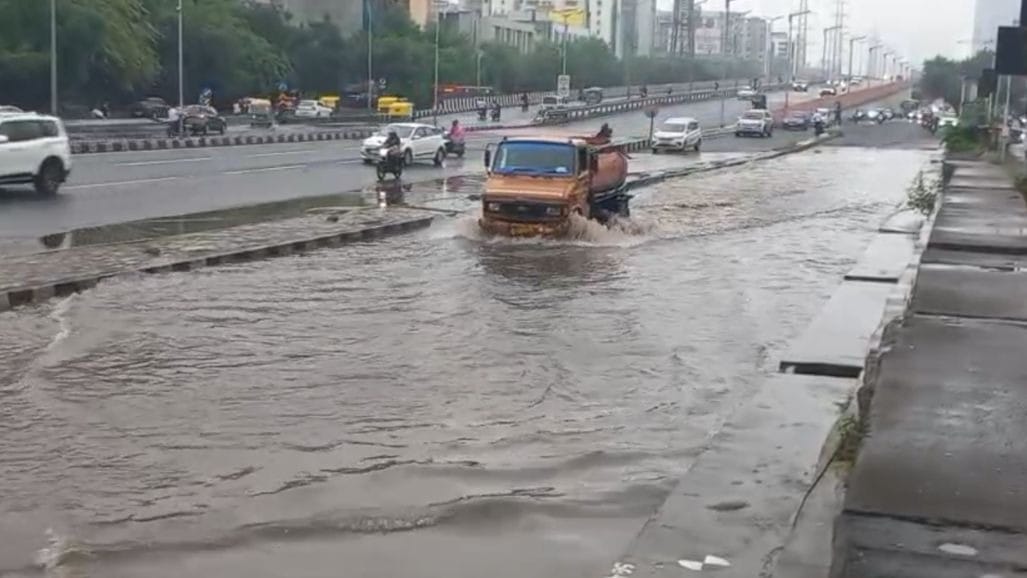 અમદાવાદમાં વરસાદી કહેર: થલતેજ S G Highway પર સર્વિસ રોડ પર જળબંબાકાર