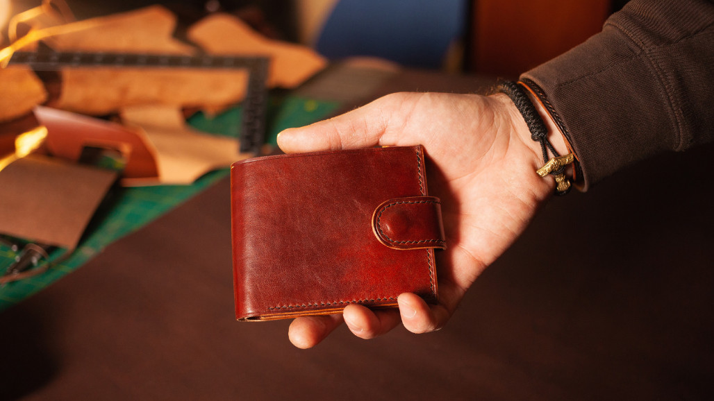 Vastu Tips for Wallet: પર્સનો રંગ બદલી શકે છે તમારી કિસ્મત, જાણો કયા રંગનું વોલેટ ખેંચી લાવશે ધન!