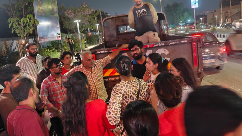 AMC Night Drive on Sindhubhavan Road: 15 Roadside Vending Vehicles Locked, ₹23,500 Fine Collected