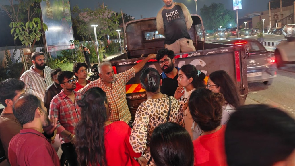 AMC Night Drive on Sindhubhavan Road: 15 Roadside Vending Vehicles Locked, ₹23,500 Fine Collected