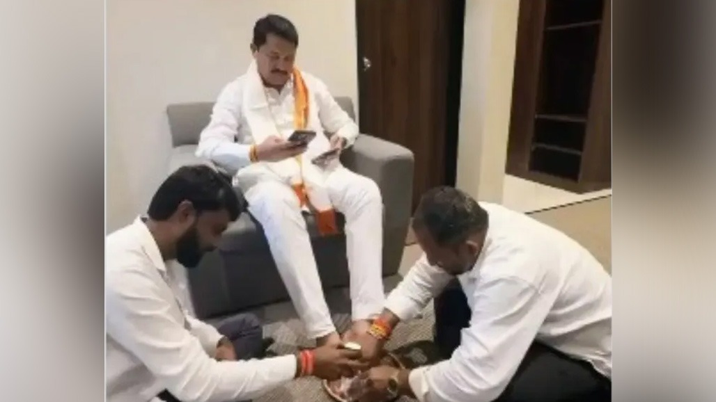 કોંગ્રેસ નેતાના પગ કાર્યકરોએ દૂધથી ધોયા, વિવાદ થતાં કહ્યું- દાનપેટી લૂંટનારા અમને સલાહ ન આપે