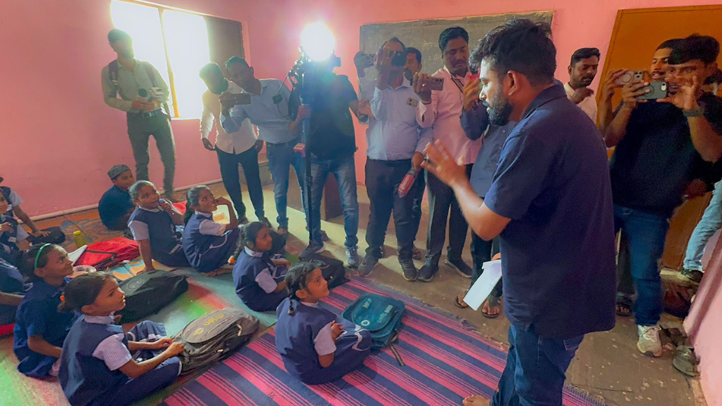 મહારાષ્ટ્રમાં અભિજિત દીપકે સામે FIR: સરકારી શાળામાં ઘૂસી 'હોબાળો' અને શિક્ષકોને ધમકી આપવાનો આરોપ