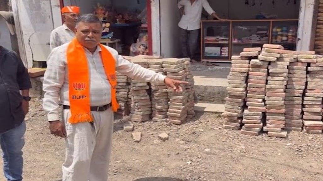 વડોદરાના માણેજા ગામમાં જૂના પેવર બ્લોક નખાતા વિરોધ