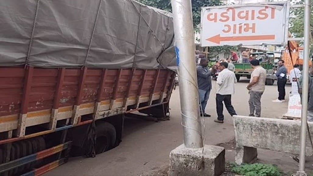 વડોદરા શહેરના વડીવાડી ગામમાં ભુવો પડતાં કન્સ્ટ્રક્શન ટ્રક ફસાયો, ટ્રાફિકને અસર