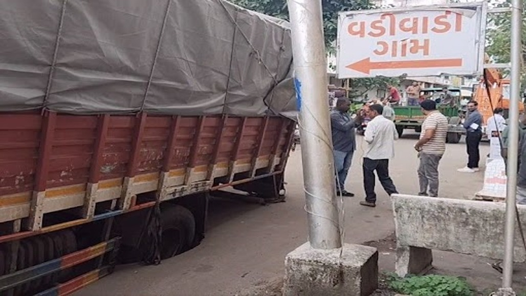 વડોદરા શહેરના વડીવાડી ગામમાં ભુવો પડતા કન્સ્ટ્રક્શન સામાન ભરેલો ટ્રક ફસાયો