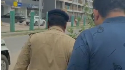 Chandkheda ‘Janata Raid’: Man Flees as Congress Workers Hand Over 3 Litres of Liquor to Police
