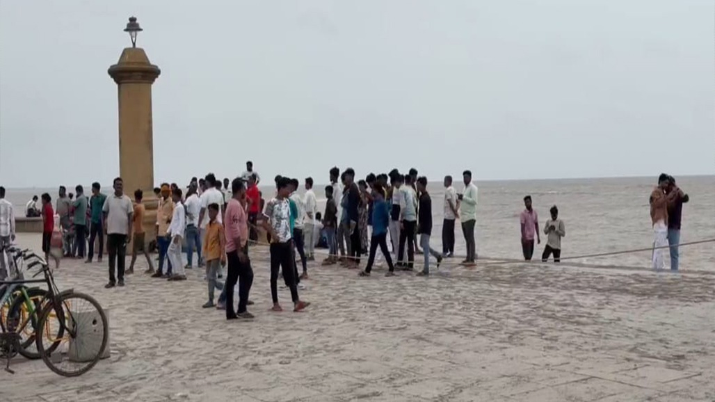 દમણના દરિયામાં નહાવા પડેલા 4 પૈકી 2 તરુણ ડૂબ્યા: લાઇફગાર્ડે 1 ને બચાવ્યો, 1 ની શોધખોળ તેજ