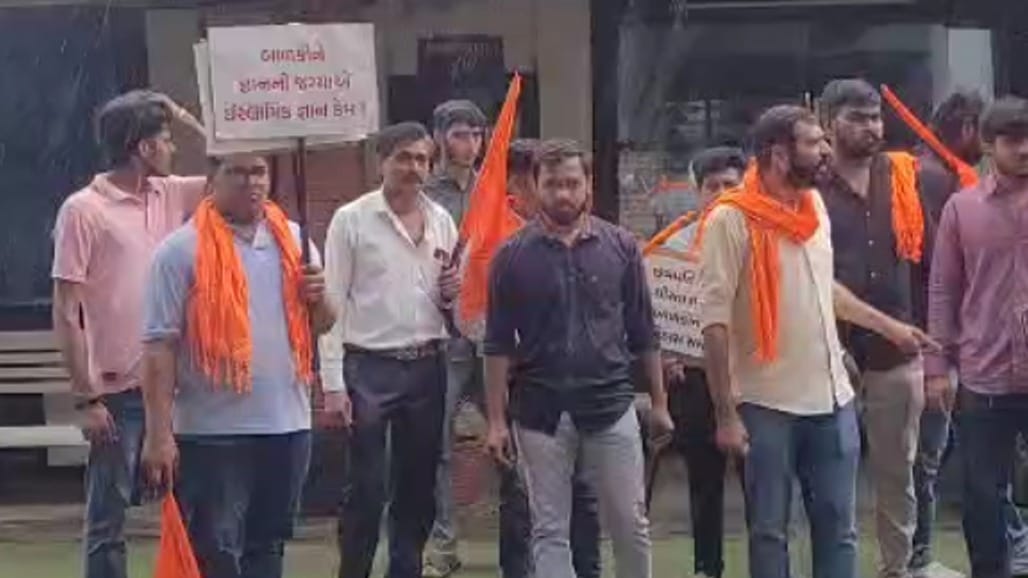 અમદાવાદના શીલજ આનંદ નિકેતન સ્કૂલમાં બજરંગ દળનો હોબાળો