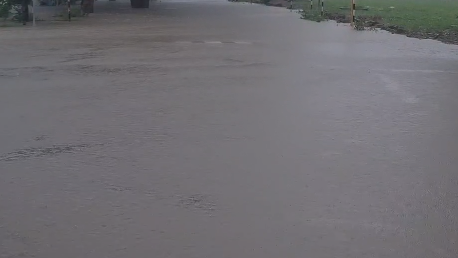 Gola Gamdi Junction Submerged After Heavy Rain, Traffic Affected on Bodeli–Dabhoi Road