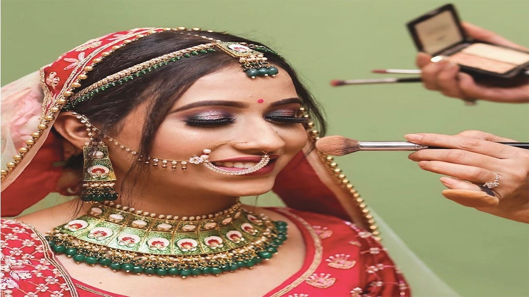નવવધૂ માટે મેકઅપ: સુંદર દેખાવા માટેના જરૂરી સૂચનો