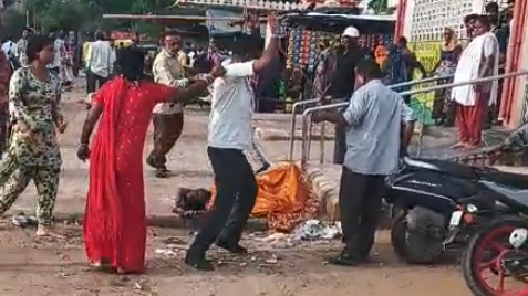 Family Truce Talks Turn Bloody Near Ahmedabad Airport: Over Five Injured as Relatives Clash With Stones and Sticks