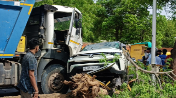Dumper Truck Rams SUV Near Gujarat University, Driver Flees Abandoning Vehicle in Ahmedabad