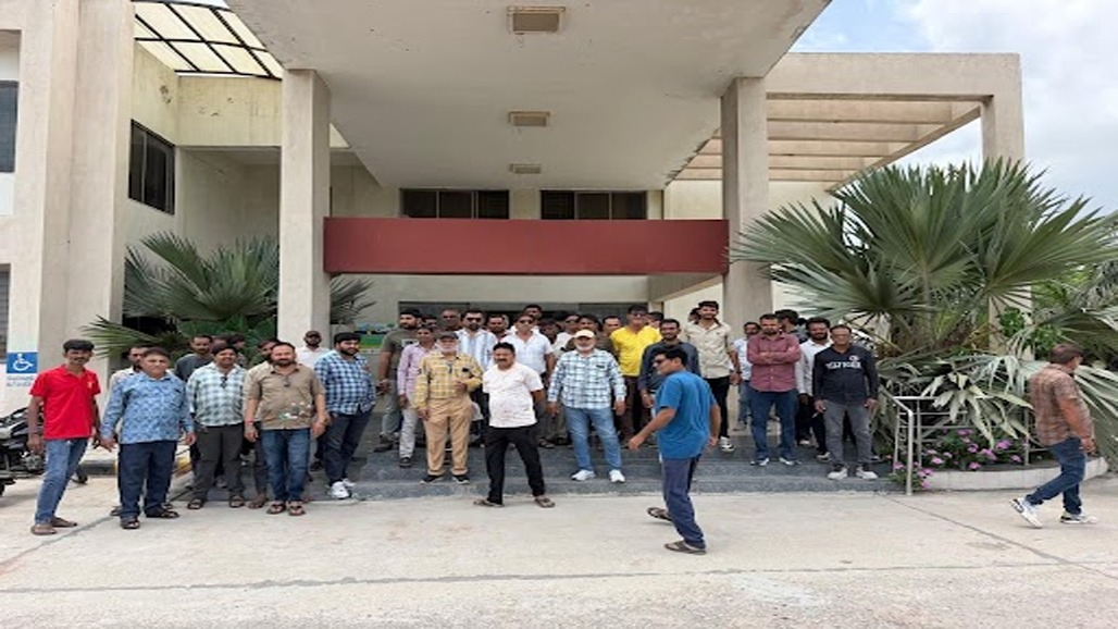 જામનગરની RTO કચેરીમાં નામ ટ્રાન્સફરની કામગીરીમાં ધાંધિયા : અરજદારો પરેશાન