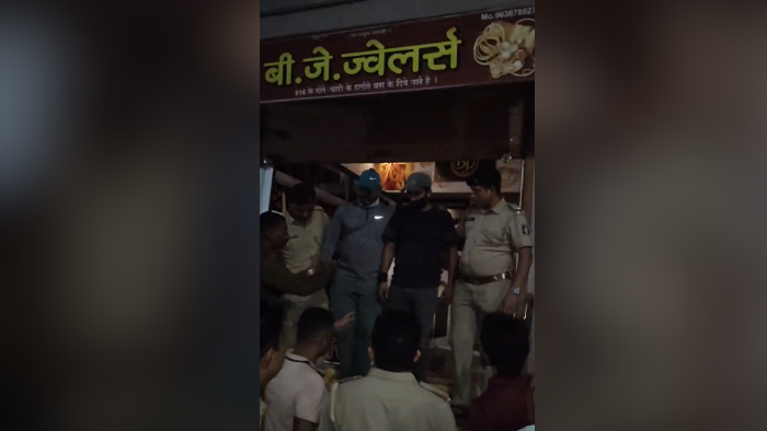 Trapped Inside Jewellery Shop, Two Suspected Thieves Call 112 To Summon Police In Sanjan