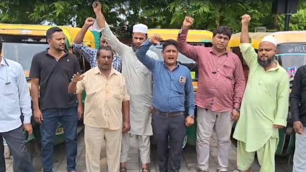 અમદાવાદમાં CNG માં અસહ્ય ભાવ વધારા સામે રિક્ષા ચાલકોની હડતાળને મિશ્ર પ્રતિસાદ