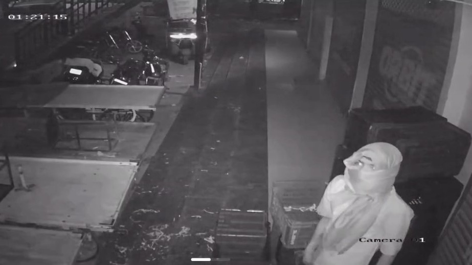 Chandkheda Shop Broken Into, ₹42,000 Cash Stolen; Masked Man Caught On CCTV
