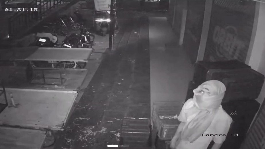 Chandkheda Shop Broken Into, ₹42,000 Cash Stolen; Masked Man Caught On CCTV