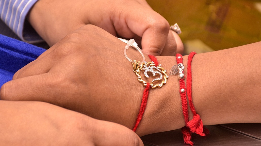 Raksha Bandhan 2026: રાખડી બાંધવાના 7 નિયમો, દક્ષિણ દિશામાં ન બેસવું; 3 ગાંઠ બાંધવી અત્યંત શુભ