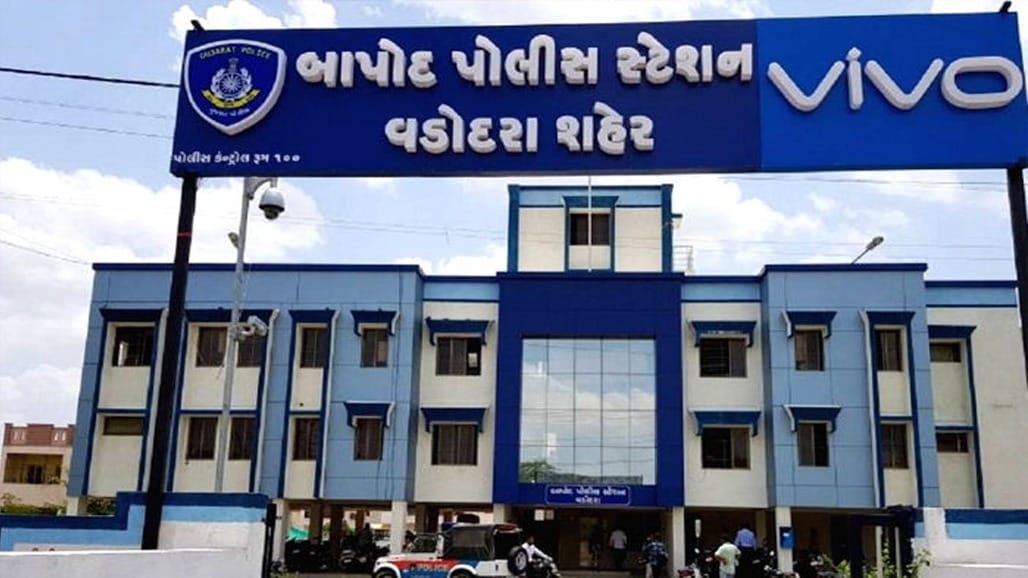 આજવા રોડ પર મધરાતે કારનો કાચ તોડી પેટ્રોલ છાંટી આગ લગાવી