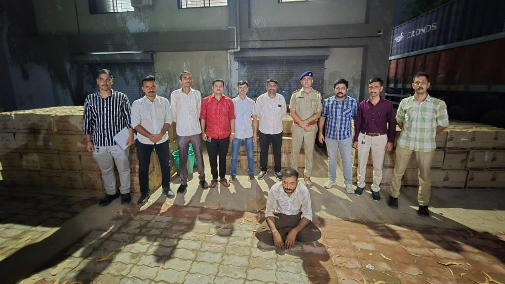 સાણંદ-વિરમગામ હાઈવે પર પોલીસના દરોડા, 1 કરોડનો વિદેશી દારૂ ભરેલું કન્ટેનર ઝડપાયું