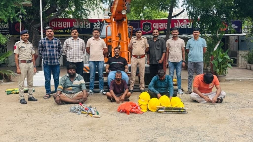 AMC કર્મચારી બની 7 લાખના કોપર કેબલ ચોરતી ગેંગના 4 આરોપી અમદાવાદમાં ઝડપાયા