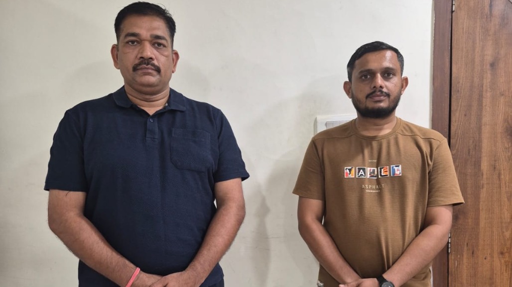 અમદાવાદના ચીફ ફાયર ઓફિસર અમિતકુમાર ડોંગરે વચેટિયા સાથે લાંચ લેતા ઝડપાયા, ફાયર NOC માટે 36 હજાર માગ્યા હતા