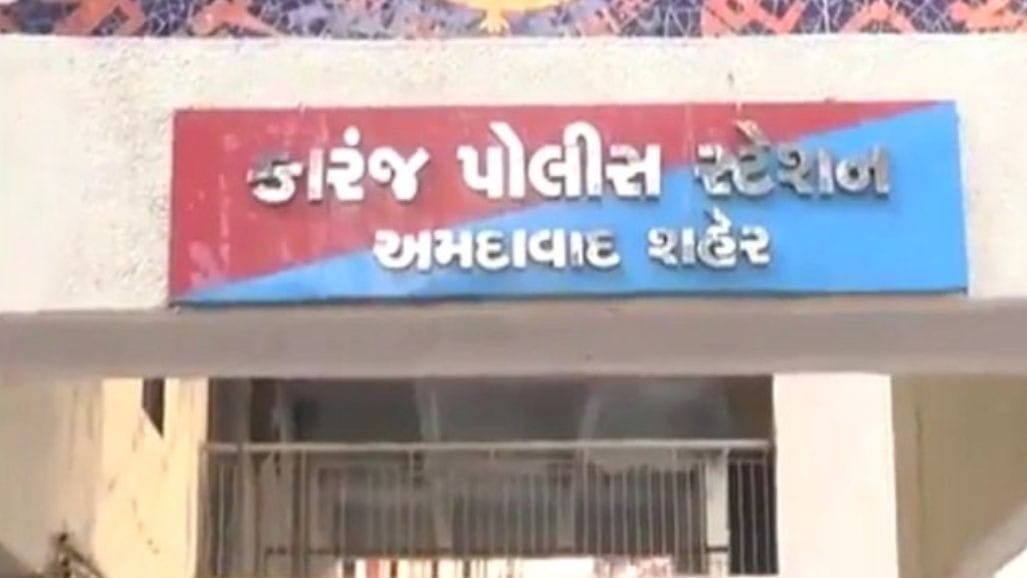 અમદાવાદ AMC કચેરીમાં પૈસા નહીં આપતાં એજન્ટ પિતા-પુત્રએ યુવક પર કર્યો હુમલો