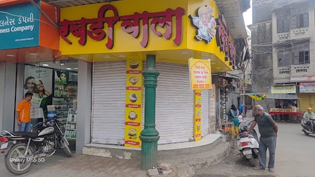 ગાયકવાડી દિશા સૂચક થાંભલાઓ દબાણમાં ગાયબ : 10 સ્થળે ખોદકામ કરો ત્યારે પાણી, ડ્રેનેજ અને ગેસ લાઈનો મળે છે