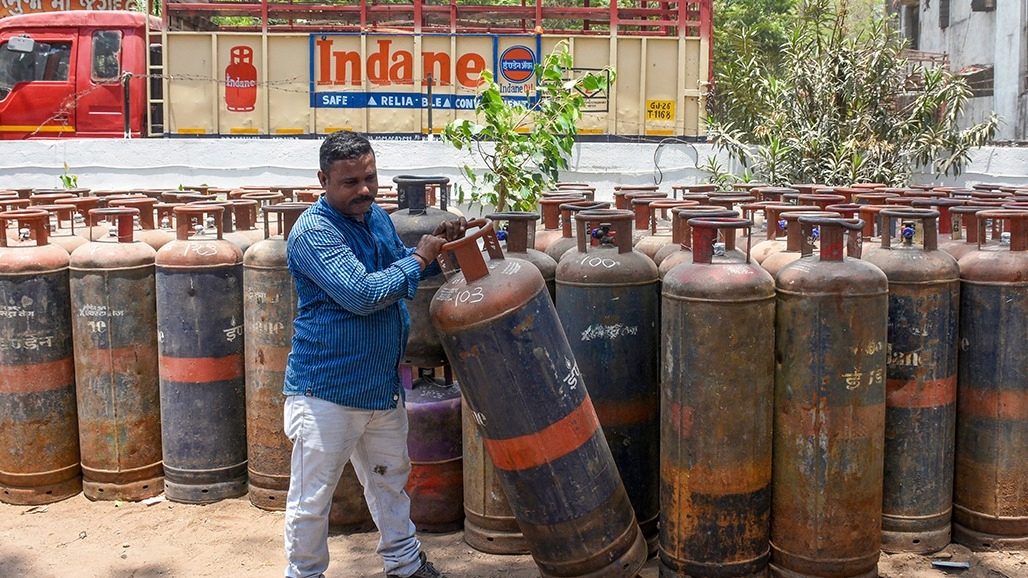 ઘરમાં 2થી વધુ LPG સિલિન્ડર રાખશો તો મોટી મુશ્કેલીમાં ફસાશો! જાણો નિયમ શું કહે છે