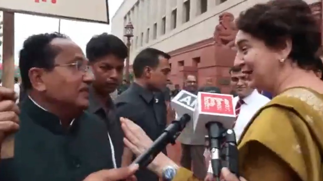 VIDEO: 'રાહુલ ગાંધી શરમ કરો'ના નારા લગાવતા ભાજપ સાંસદને પ્રિયંકા ગાંધીએ સ્મિત સાથે આપ્યો જવાબ