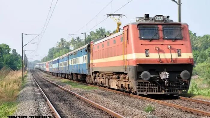 IRCTC દ્વારા રેલવેમાં ખરાબ ભોજન આપનારા કોન્ટ્રાક્ટરો પર રૂ.5.13 કરોડનો દંડ