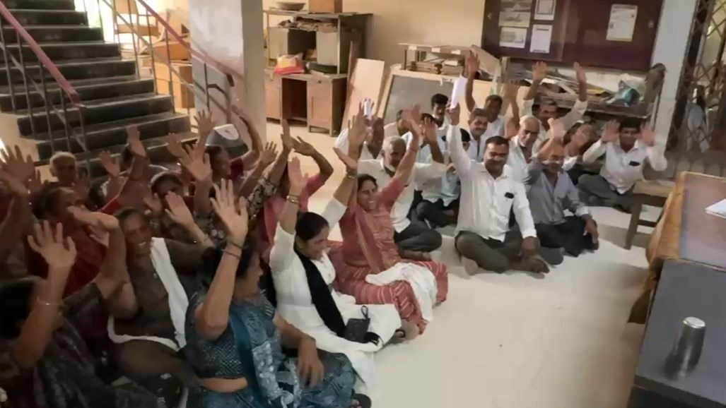 અમરેલી: ચાંપથળ ગામે શેત્રુંજી નદીમાંથી બેફામ ગેરકાયદે ખનીજ ચોરી, ગ્રામજનોએ કલેક્ટર કચેરીમાં રામધૂન બોલાવી