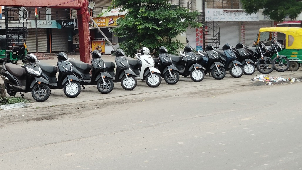 લે-વેચના વાહનોના ગેરકાયદે પાર્કિંગથી સમસ્યા વકરી