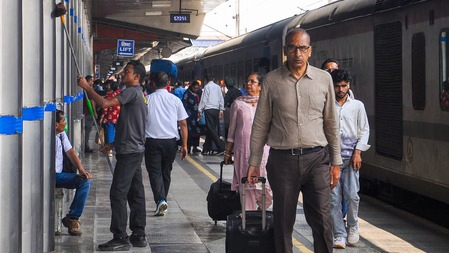 Indian Railways Launches Nationwide Drive to Clean Water Tanks, Check Purification Systems and Ensure Safe Drinking Water