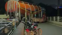 Google Maps Says ‘This Way’; Tanker Finds Itself Stuck On Akhbarnagar Bridge Google Maps Says ‘This Way’; Tanker Finds Itself Stuck On Akhbarnagar Bridge