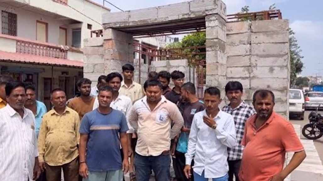 વડોદરામાં ગણેશોત્સવ પહેલાં મહાદેવ ચોકમાં પંડાલ મુદ્દે વિવાદ : માર્ગ પર પંડાલ બનાવતા આયોજકો દૂર કરવા કોર્પોરેશનની સૂચના