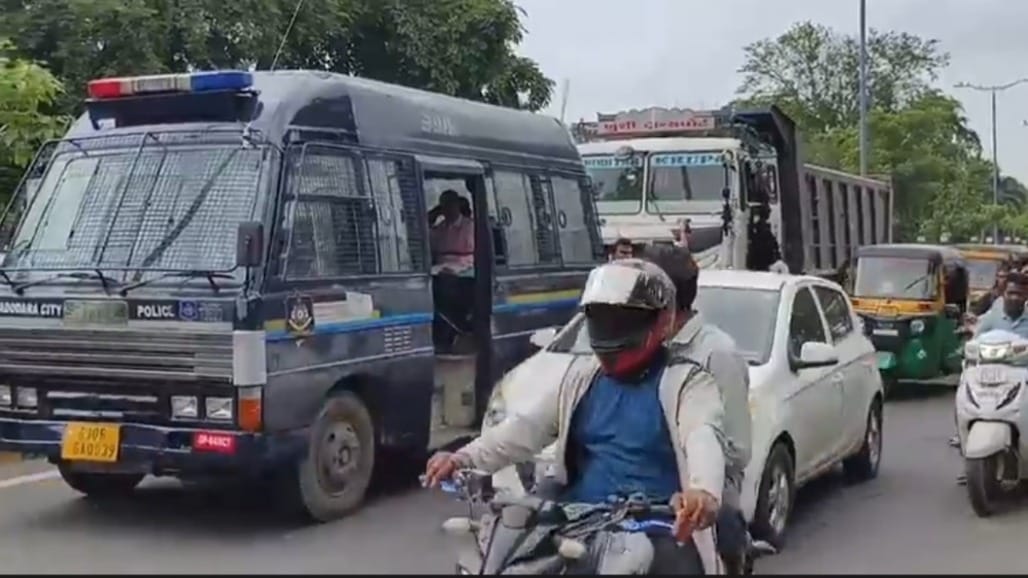 બેકાબૂ ડમ્પરે રાજમહેલ રોડ પર પોલીસની બે ગાડીઓને લીધી અડફેટે, એક પોલીસકર્મીને ઇજા
