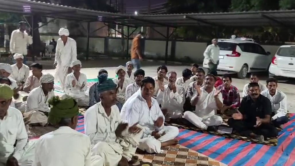 વાવ-થરાદ કલેક્ટર કચેરીએ દલિત સમાજના આંદોલન વચ્ચે યુવકની તબિયત લથડી