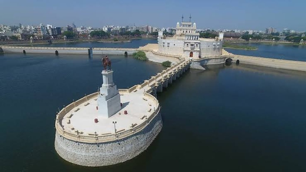જામનગરની મધ્યે આવેલા રણમલ તળાવમાં અનેક કાચબા અને માછલાંના મોતથી જીવદયાપ્રેમીઓમાં ચિંતા