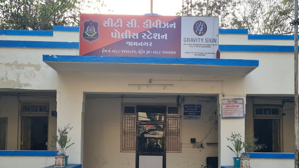 જામનગરમાં ચાલુ સ્કૂટરમાંથી કૂદીને આરોપી ભાગી જવાના પ્રકરણમાં સિટી.સી ડિવિઝનના એમઓબીની મહિલા જમાદાર સસ્પેન્ડ