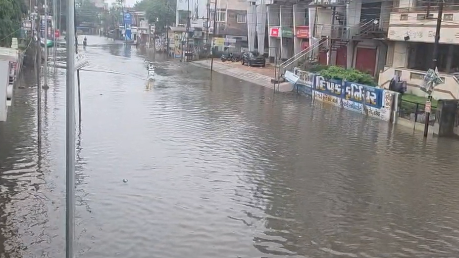 Kheda, Anand Receive Heavy Rainfall, Waterlogging Disrupts Life in Nadiad