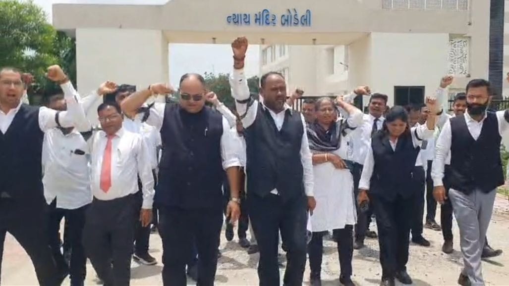 છોટા ઉદેપુરમાં હાઈકોર્ટના નવા નિયમો સામે બોડેલીમાં વકીલોનો આક્રોશ