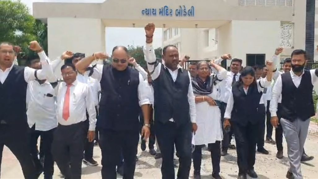 છોટા ઉદેપુરમાં હાઈકોર્ટના નવા નિયમો સામે બોડેલીમાં વકીલોમાં આક્રોશ, હાથ પર કાળી પટ્ટી બાંધી અચોક્કસ મુદતની હડતાળ
