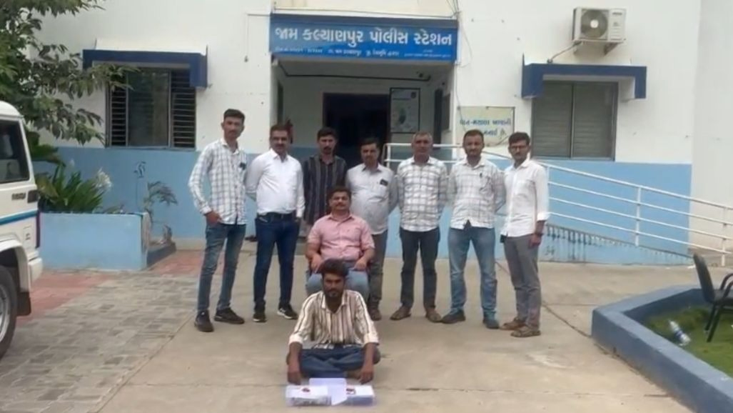 દ્વારકા: રાવલ ગામમાંથી અઢી લાખના ચરસ સાથે યુવક ઝડપાયો, દરિયાકાંઠેથી પેકેટ મેળવનારા પોરબંદરના સપ્લાયરનું નામ ખુલ્યું